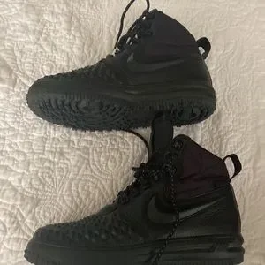 Nike duck boots. Black. Size 9 hard to find. m_623e34f2e13164b907732629.jpg main image 2